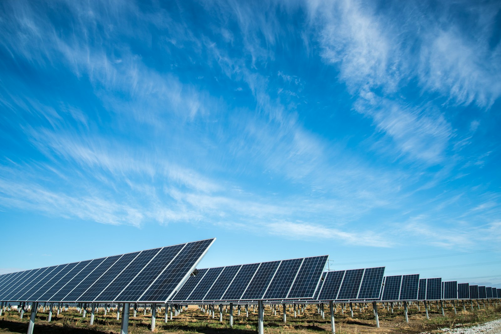Zonnepanelen onder een blauwe lucht